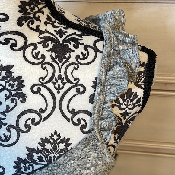 Brand new, cute women, sweetheart cut chaser tank with ruffle accent sleeve med - Picture 2 of 6